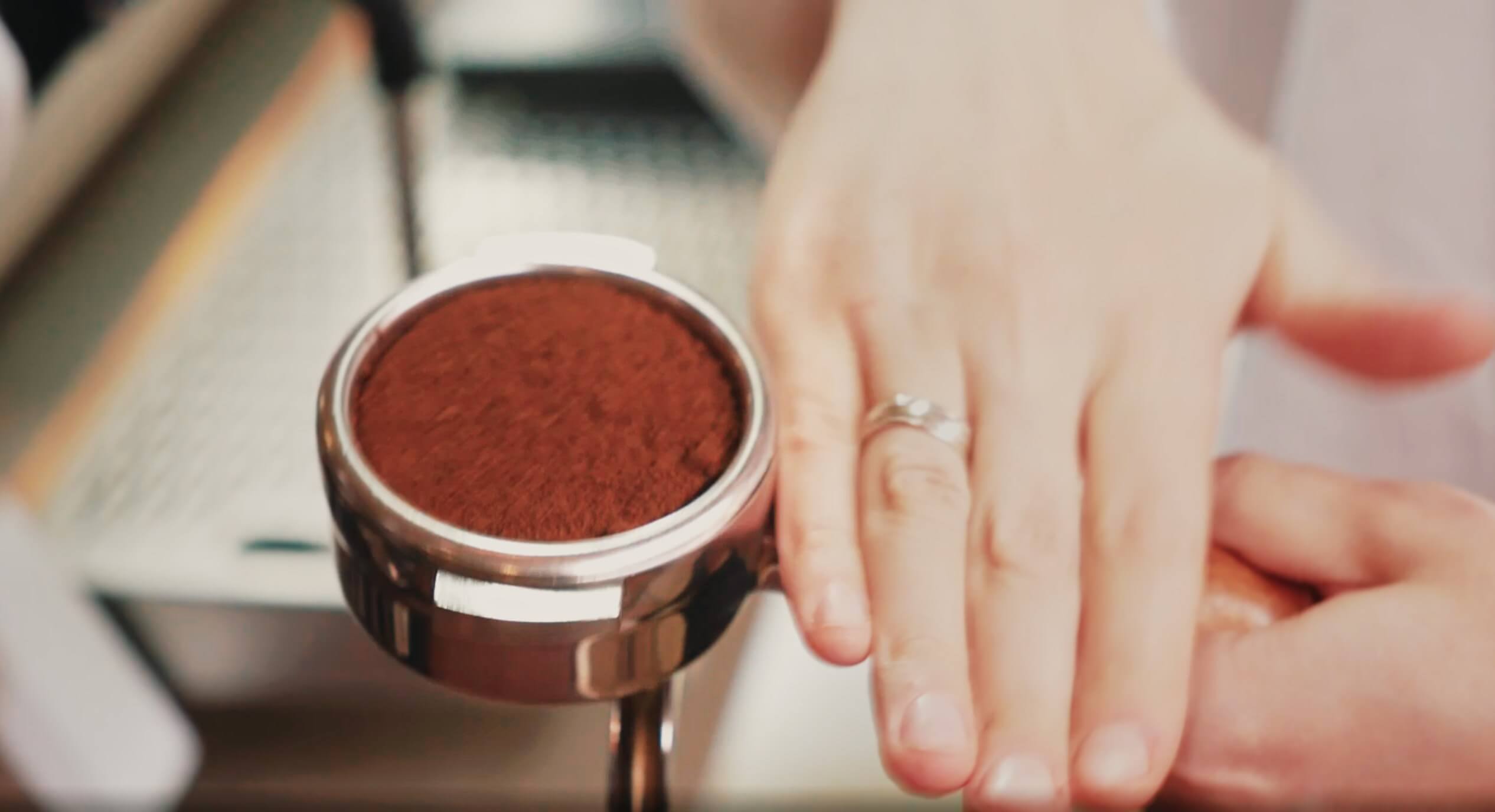 Распределение кофе инструментом